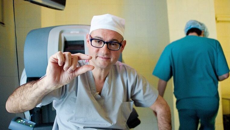 The doctor shows a small penis how to enlarge it with a pump
